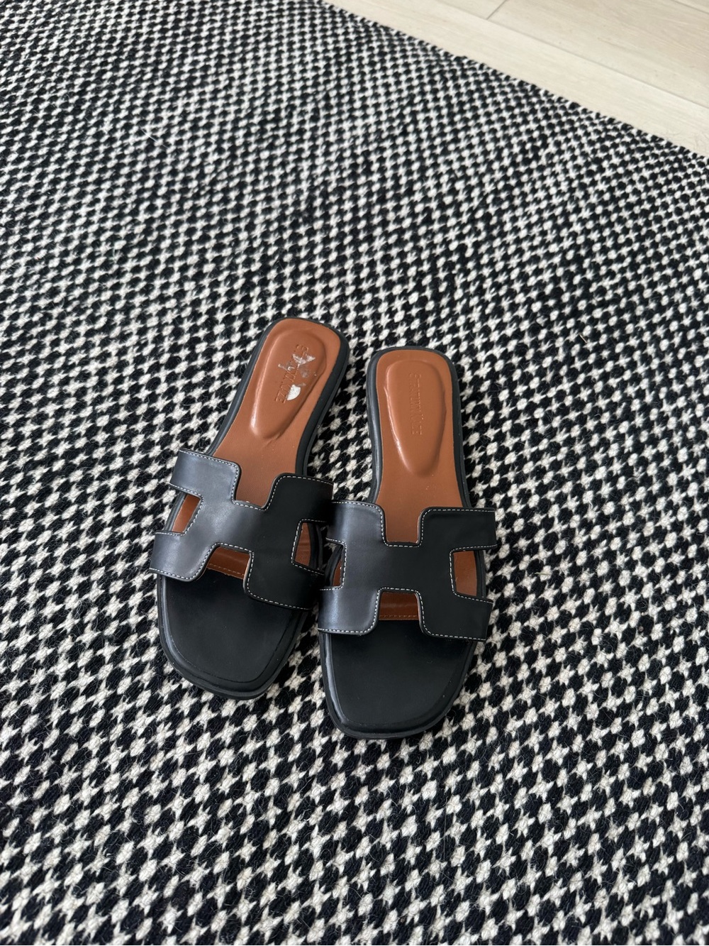 Black H sandals size 9, Stratuxx Kaze